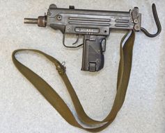 Die zweite, im Rahmen einer Durchsuchung in Monheim am Rhein, sichergestellte Maschinenpistole. Bild: Polizei