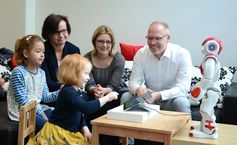 Für L2TOR arbeiten Prof. Dr. Stefan Kopp (re.) und Dr. Kirsten Bergmann (Mitte) von CITEC mit der Erzieherin Joanna Rogalla (li.) vom Kindergarten Unterm Regenbogen in Bielefeld-Senne zusammen. Quelle: Foto: CITEC/Universität Bielefeld (idw)