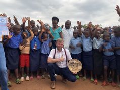 Reiner Schmidt bei der Eröffnung eines von ihm gespendeten Schulgebäudes in Ruanda  Bild: Reiner Schmidt Fotograf: Reiner Schmidt