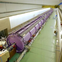 Mit dem GSI-Linearbeschleuniger wird die kosmische Strahlung erzeugt.
Quelle: Foto: A.Zschau / GSI (idw)