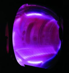 Optische Messmethoden überwachen das 100 Millionen Grad heiße Plasma im Innern von Fusionsanlagen, wie etwa beim Jülicher TEXTOR. Foto: Forschungszentrum Jülich