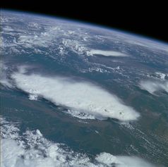 Monsunwolken, hier über Bangladesch, versorgen große Weltregionen regelmäßig mit Niederschlägen. Earth Sciences and Image Analysis Laboratory, NASA Johnson Space Center