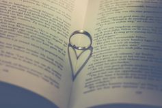 Ring im Buch