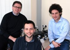 Prof. Dr. Axel Schneider, Jan Paskarbeit und Prof. Dr. Volker Dürr (von links) forschen in dem Großprojekt zum Laufroboter Hector. Quelle: Foto: Universität Bielefeld (idw)