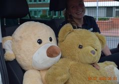 v.l.:Kitty, "Teddy" und Kollegin Paulina (im Hintergrund) Bild: Polizei