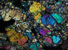So sieht das Innere des Meteoriten unter dem Polarisationsmikroskop aus.
Quelle: Foto: WWU/Addi Bischoff (idw)