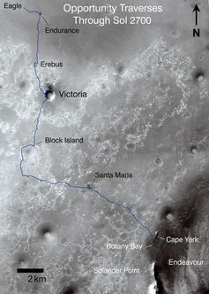 Opportunity legte von der Landestelle im Eagle-Krater bis zum Rand von Endeavour mehr als 33 km zurück (blaue Linie). Ein Ausschnitt Endeavours ist rechts unten am Bildrand zu sehen. Die Ge-steine des Kraterrandes sind im Cape York freigelegt. Das Bild ist ein Mosaik von Bildern aufge-nommen mit der 'Context Camera' an Bord von NASAs Mars Reconnaissance Orbiter
Quelle: Bildquelle: NASA/JPL-Caltech/MSSS (idw)