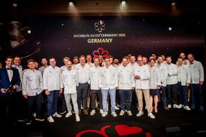 Ausgezeichnete Köche der Michelin Guide Ceremony Night 2025 auf der Bühne  Bild: Michelin Frankfurt Fotograf: Michelin Frankfurt