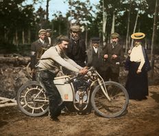Der 'reisende Schmied' Václav Vondrich mit seiner Ledertasche voller Werkzeug und Ersatzteile war am 25. Juni 1905 Sieger der inoffiziellen Motorrad-Weltmeisterschaft in Dourdan (Frankreich). Rechts neben ihm steht Fabrikbesitzer Václav Klement.  Bild: Skoda Auto Deutschland GmbH Fotograf: Skoda Auto Deutschland GmbH