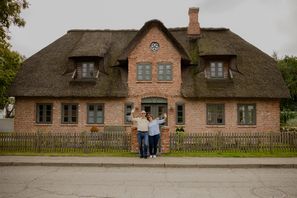 Traumhaus-Gewinner: Thomas (63) und seine Frau Ingrid vor dem exklusiven Reetdachhaus in St. Peter-Ording. Bild: Traumhausverlosung Fotograf: Traumhausverlosung