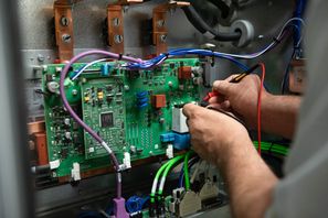 HEIDELBERG entwickelt und produziert innovative Steuerungs- und Leistungselektronik Bild: Heidelberger Druckmaschinen AG Fotograf: Heidelberger Druckmaschinen AG