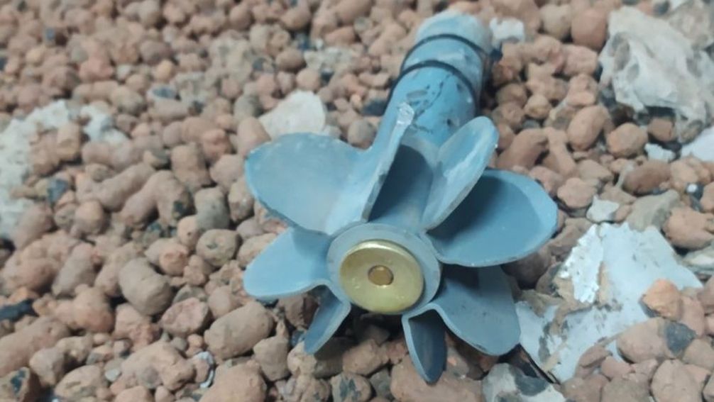 Leitwerkschaft (Fuß) einer als Freifallbombe bei einem Drohnenangriff der ukrainischen Streitkräfte auf ein Gebäude am AKW Saporoschje abgeworfenen Mörsergranate. 12. 07. 2022 Bild: Sputnik