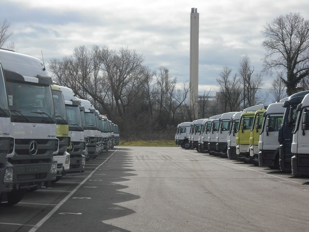 Neu produzierte Mercedes-Lkw auf einer Abstellfläche