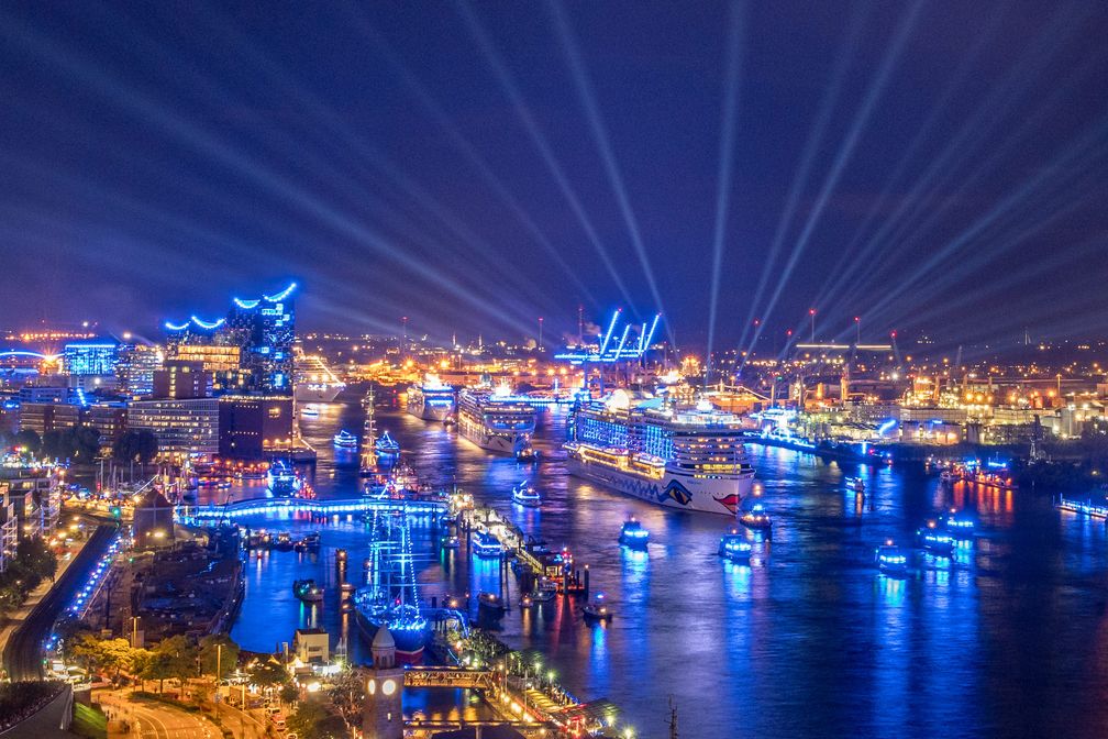 Hamburg Cruise Days 2017: AIDAprima führt Schiffsparade der Superlative an. Bild: "obs/AIDA Cruises/Jan Glebinski"