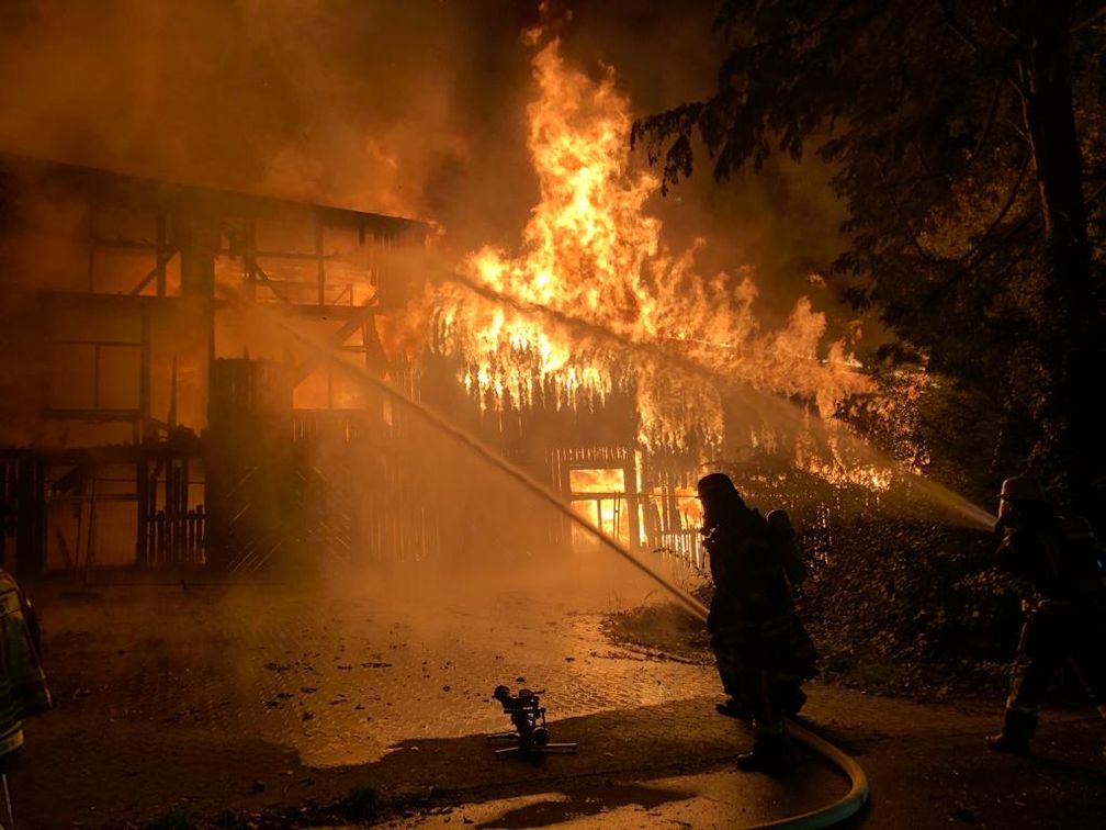 Die Lagerhalle brannte in voller Ausdehnung. (Bild: Feuerwehr Haan)