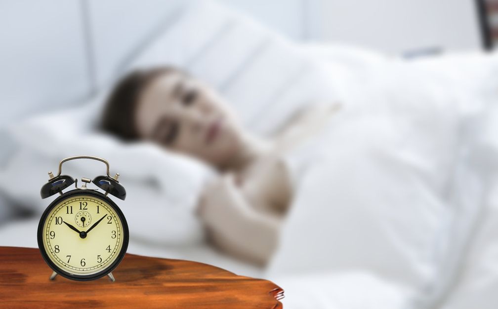 Der Blick auf die Uhr und nicht einschlafen können: Schlafstörungen sind weit verbreitet und das Problem ist sehr komplex.