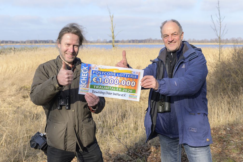 Glückliche Naturschützer: Stefan Schwill (links) und Ulrich Stöcker  Bild: Deutsche Postcode Lotterie Fotograf: Marco Urban