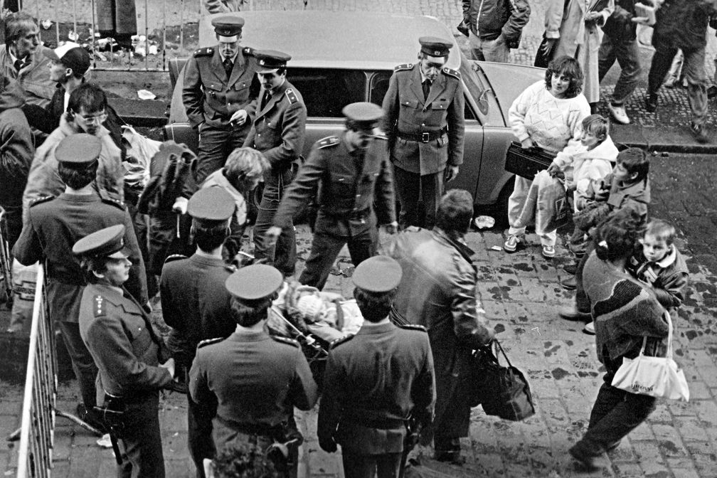 Im September 1989 drängten DDR-Flüchtlinge in die bundesdeutsche Botschaft in Prag.  Bild: ZDF Fotograf: ZDF/Josef Ptacek