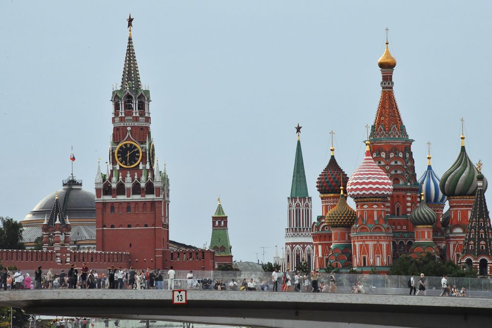 Auf dem Archivbild: Der Spasskaja-Turm des Moskauer Kremls und die Basilius-Kathedrale in Moskau Bild: Natalja Seliwerstowa / Sputnik