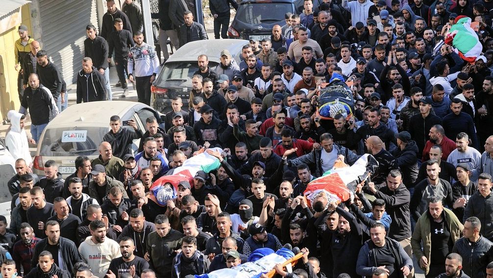 Palästinenser tragen die Leichen von vier der neun Opfer, die bei einem israelischen Überfall auf das Flüchtlingslager Dschenin am 26. Januar 2023 im Westjordanland getötet wurden.
