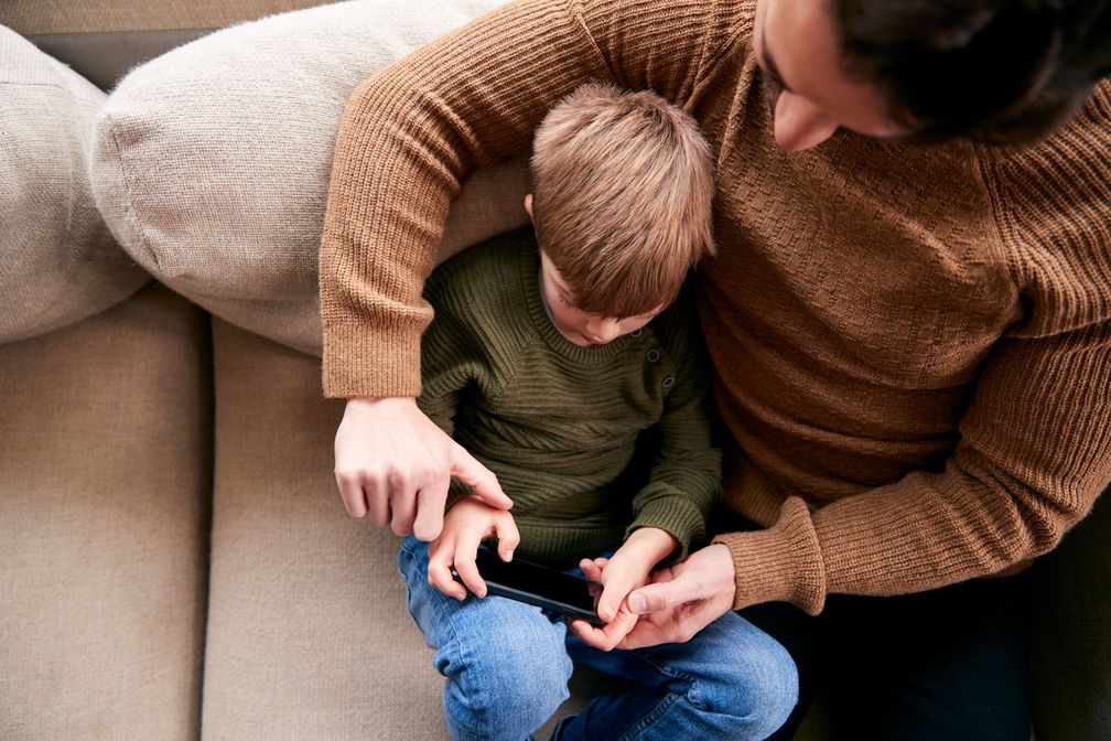 Smartphone-als-Babysitter-Umfrage-zeigt-Realit-t-von-Eltern-im-Umgang-mit-digitalen-Medien