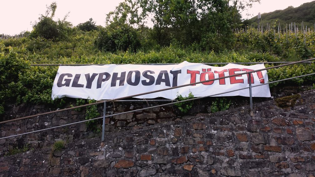 Protestbanner gegen die Nutzung von Glyphosat