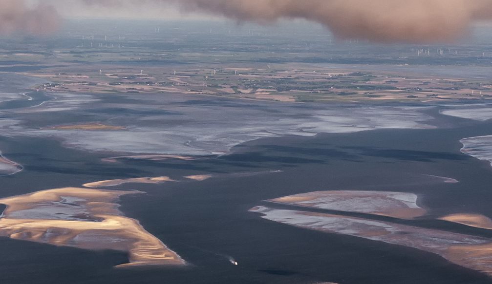 Blick aus W, 1 km Höhe auf Südfall und Nordstrand, genau in der Bildmitte Überreste von Rungholt