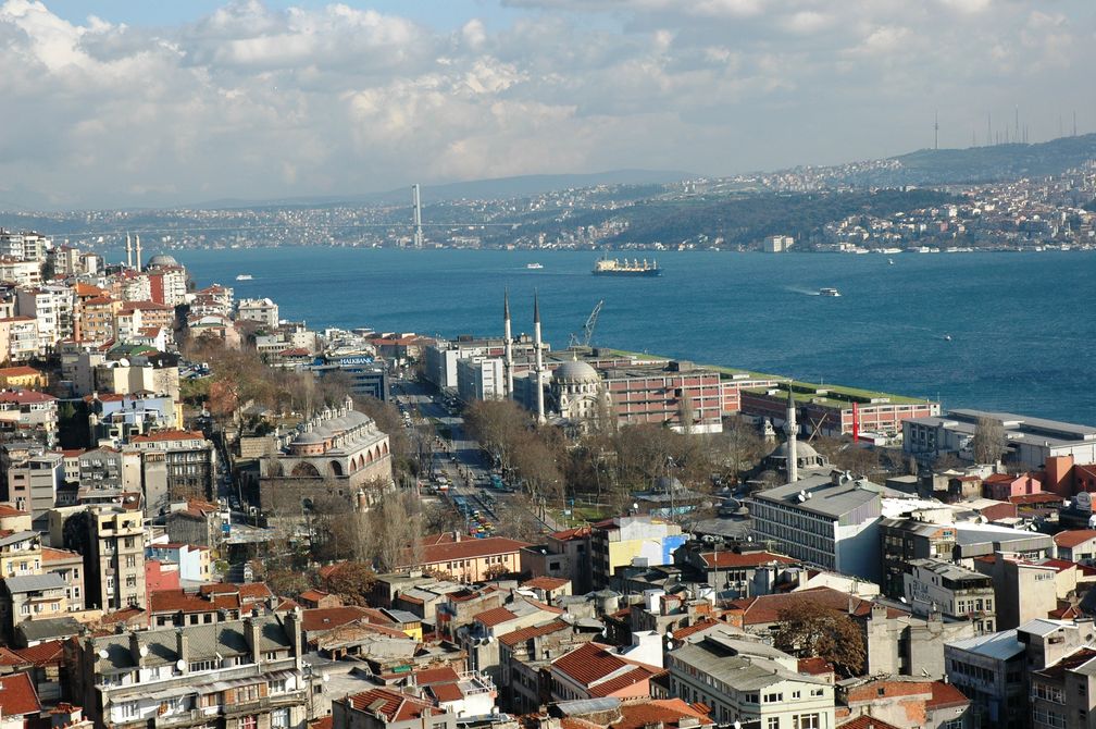 Istanbul wird durch den Bosporus in einen europäischen und einen asiatischen Teil getrennt; Aufnahme vom Galataturm aus