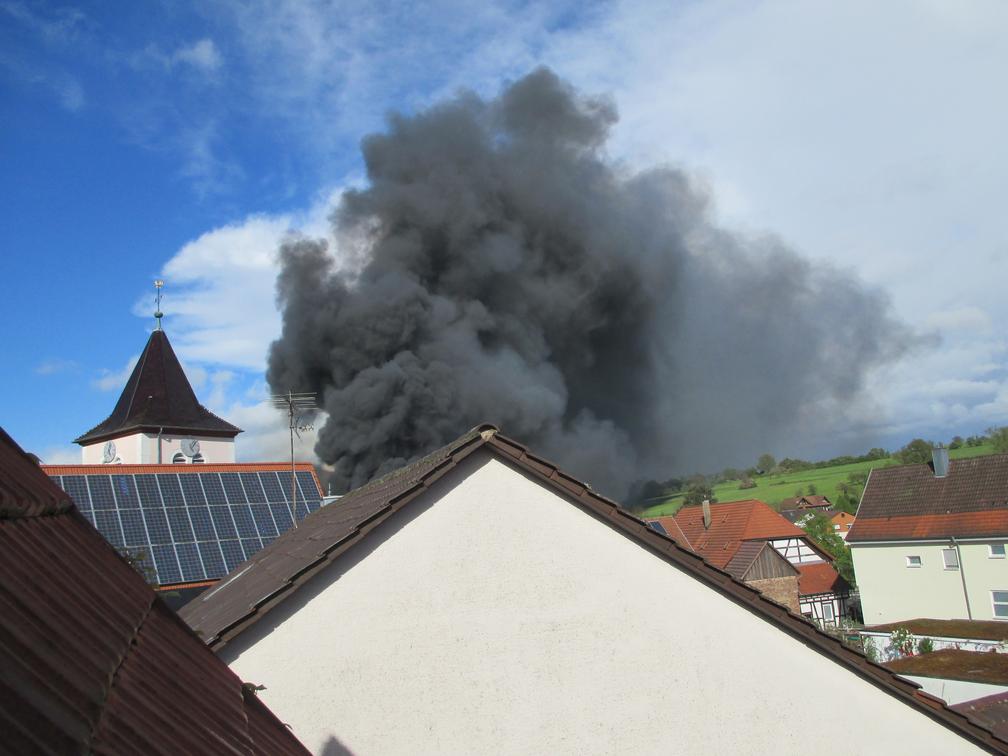 Brennende Hallen in Keltern Weiler am 16.04.2024