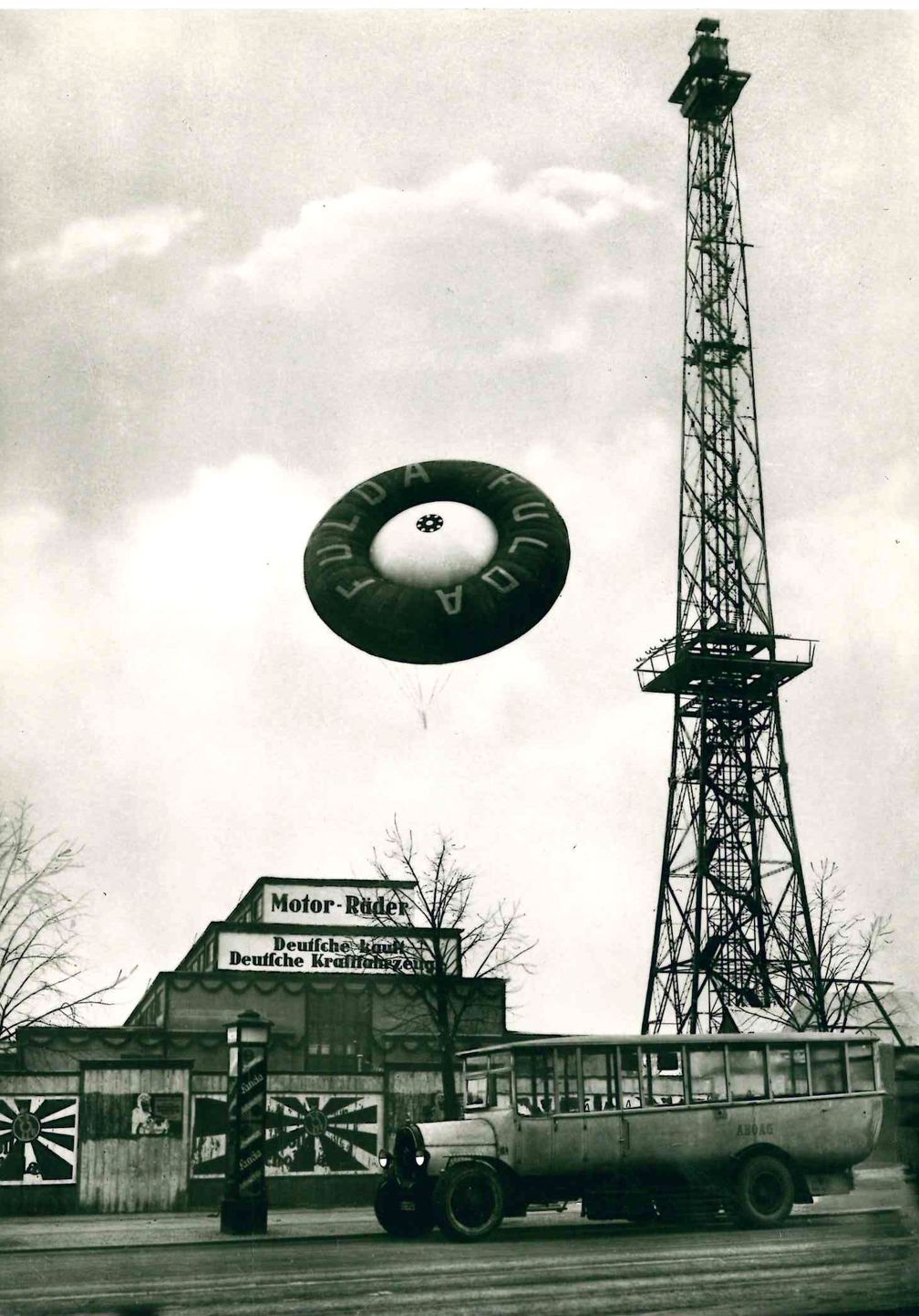 Portrait 1925 mit Nostralgieomnibus. Bild: "obs/Messe Berlin GmbH"