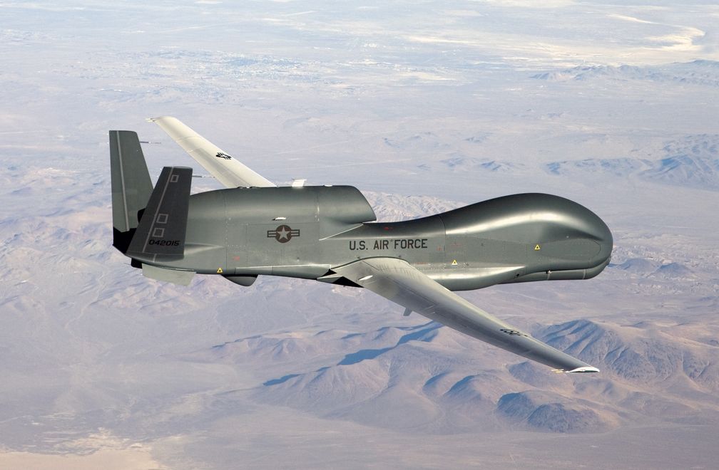 Northrop Grumman RQ-4 Global Hawk ist eine Drohne, die von Northrop Grumman's Ryan Aeronautical Center, San Diego, Kalifornien produziert wird. Als hochfliegendes Langstrecken-Aufklärungsflugzeug ersetzt es derzeit die letzten Versionen des berühmten Aufklärungsflugzeugs U-2.