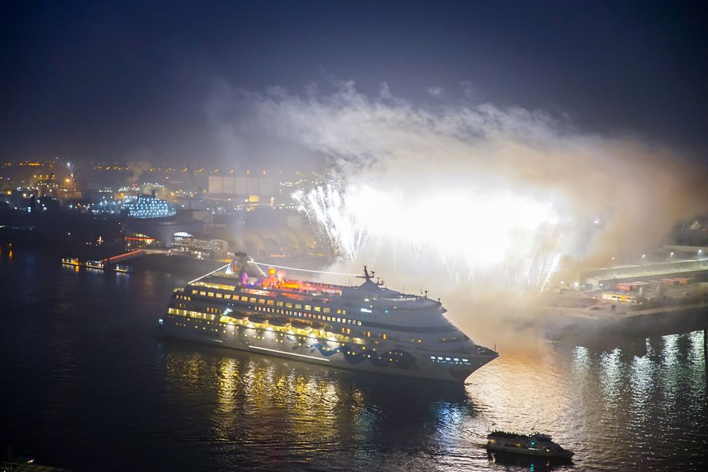 Großer Empfang mit Feuerwerk für die Weltreisenden von AIDAcara in Hamburg. Bild: "obs/AIDA Cruises"