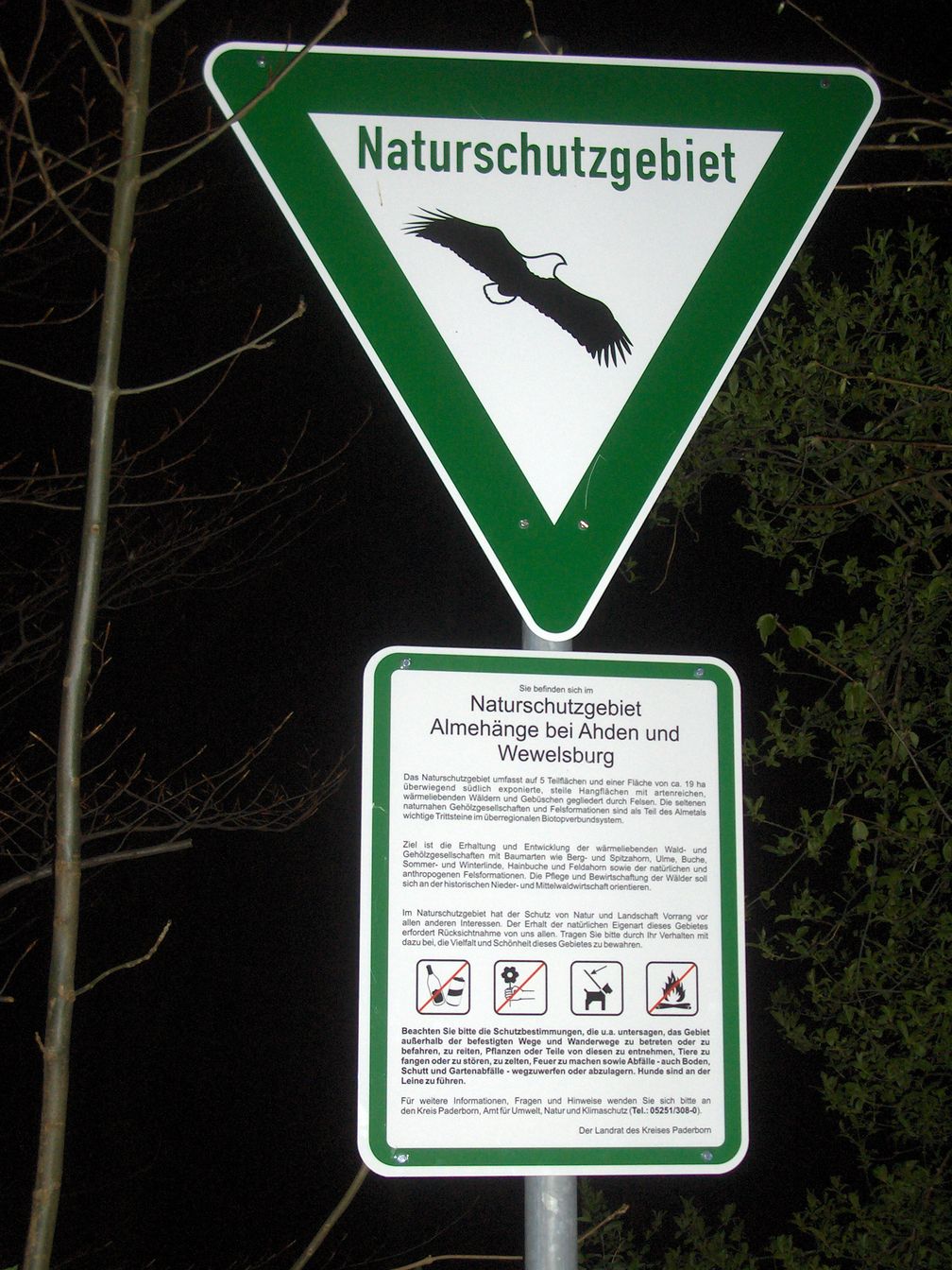 Naturschutzgebiet: NSG-Schild und Hinweisschild mit Beschreibung, Geboten und Verboten in Nordrhein-Westfalen