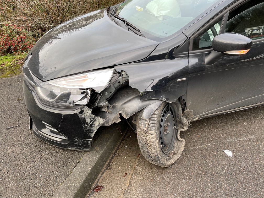 In einer Kurve verlor der Fahrer die Kontrolle und prallte gegen einen Laternenmast Bild: Polizei