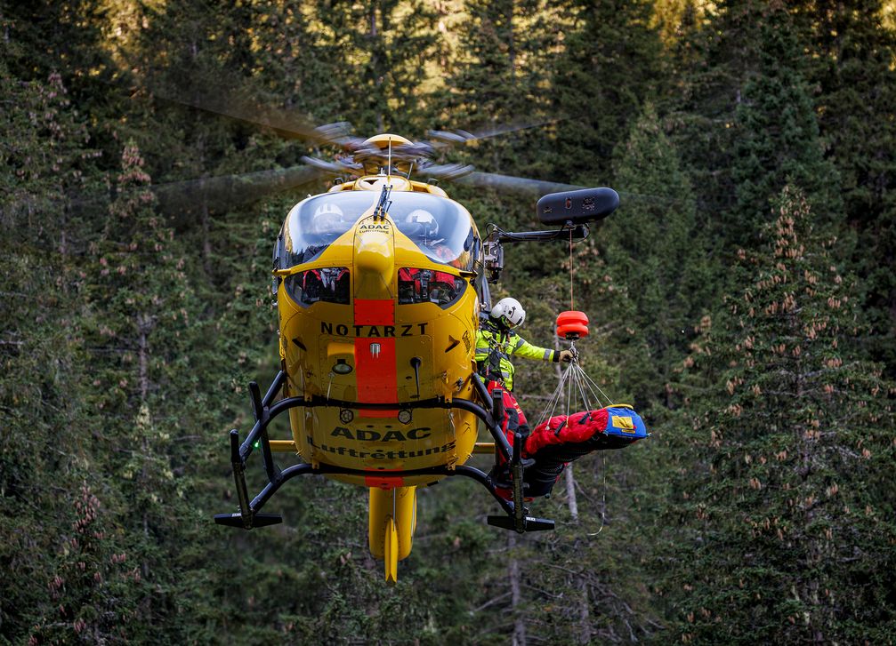 Einsatz mit Rettungswinde: Die Winde mit 90 Meter Länge und einer Traglast von rund 250 Kilogramm ermöglicht eine erheblich schnellere Versorgung und Rettung von Patienten. Die Windenhubschrauber stehen zudem in Katastrophenfällen zur Rettung von Menschen in Notsituationen zur Verfügung. Die Zunahme der Einsätze resultiert unter anderem aus den erweiterten Einsatzmöglichkeiten mit Winde bei Notfällen in der Stadt - wie in Hamburg - und schwer erreichbaren Einsatzorten in ländlichen Regionen - wie in der Westpfalz und Straubing. / Weiterer Text über ots und www.presseportal.de/nr/122834 / Die Verwendung dieses Bildes für redaktionelle Zwecke ist unter Beachtung aller mitgeteilten Nutzungsbedingungen zulässig und dann auch honorarfrei. Veröffentlichung ausschließlich mit Bildrechte-Hinweis. Bildrechte: ADAC Luftrettung Fotograf: Philip Bockshammer