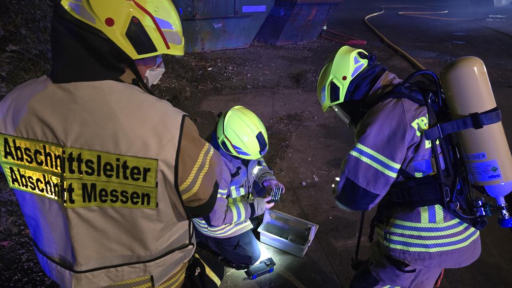 Messungen der Rauchgase an der Einsatzstelle