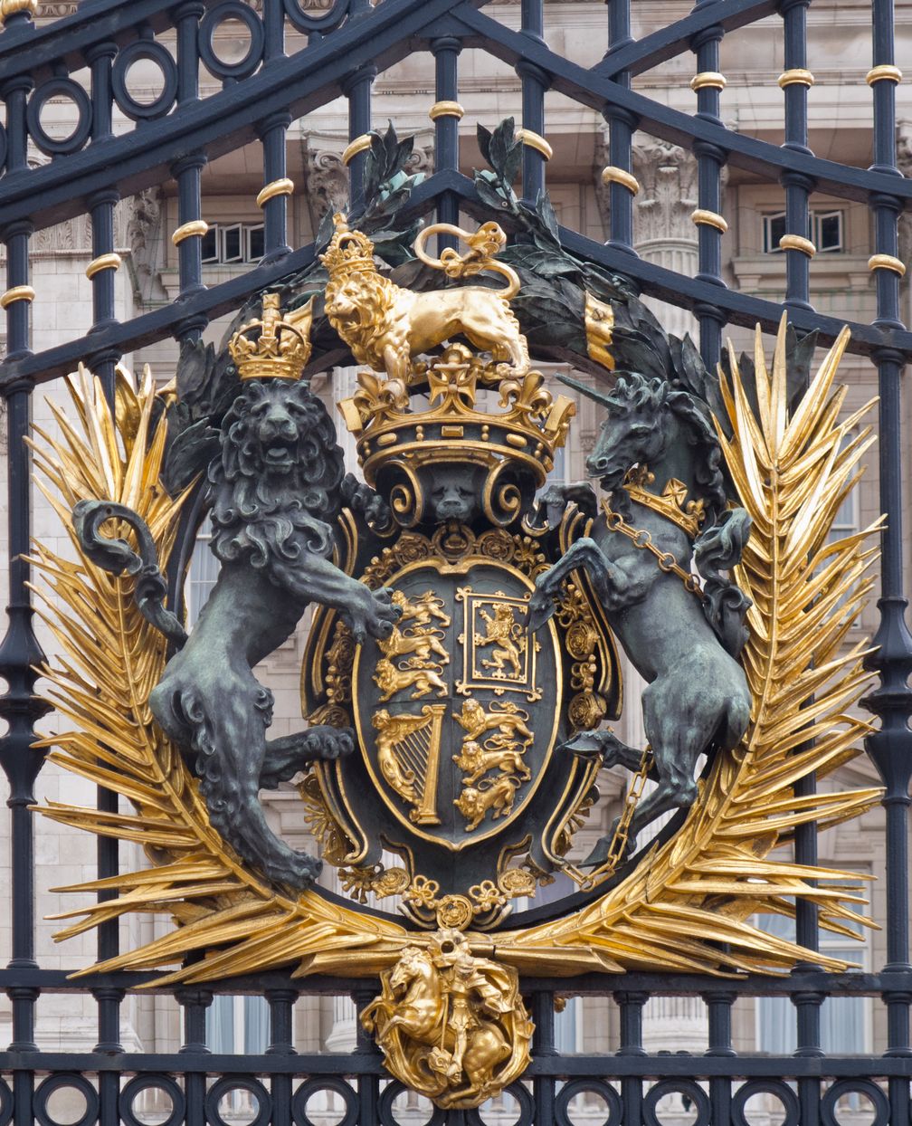 Palasttor des Buckingham Palast  mit königlichem Wappen