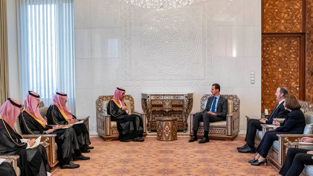 Dieses Bild vom Facebook-Account des syrischen Präsidenten zeigt Baschar al-Assad beim Empfang des saudi-arabischen Außenministers Faisal bin Farhan Al Saud in Damaskus am 18. April 2023. Bild: Syrian Presidency Facebook page /RT