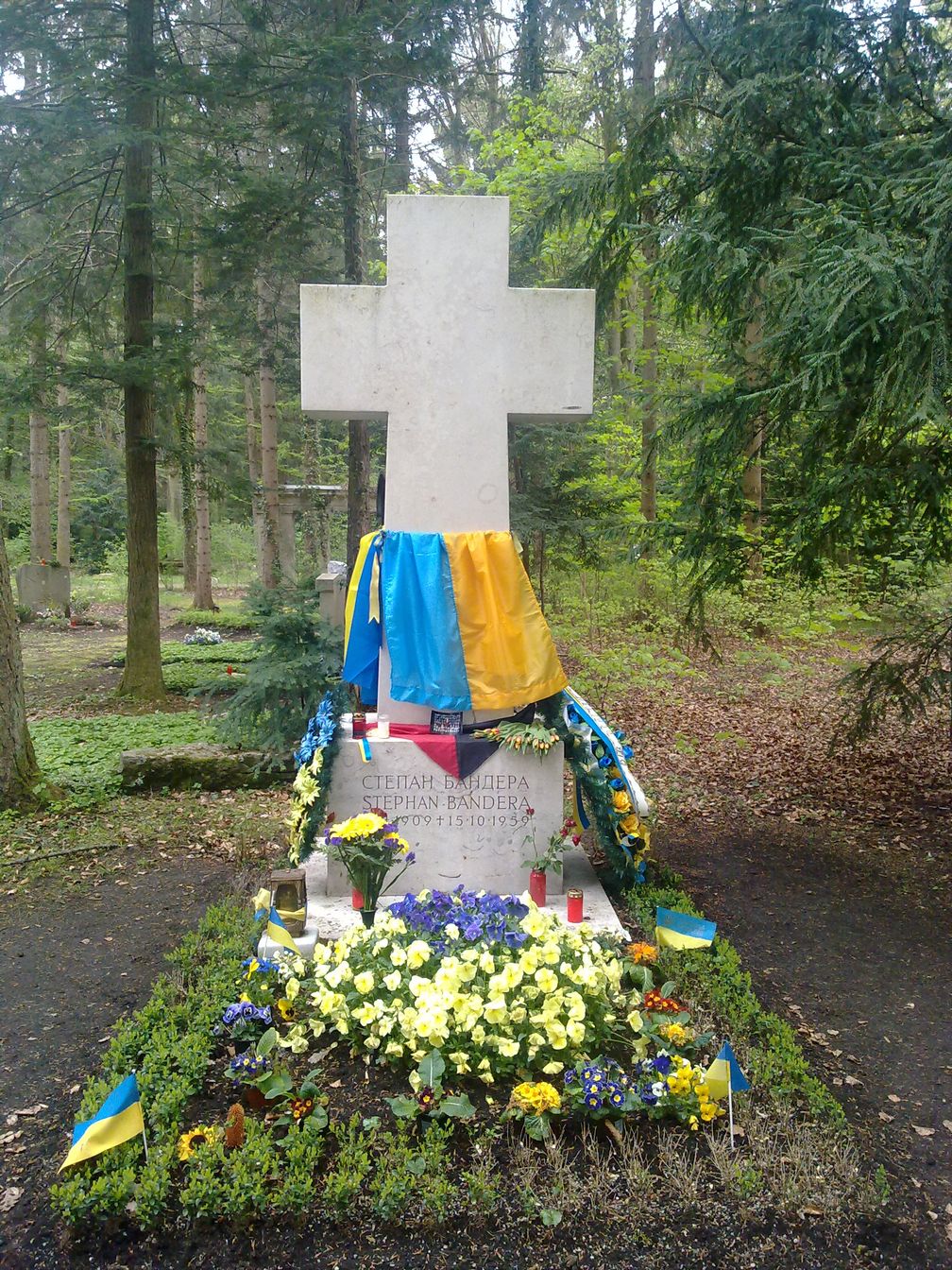 Grab auf dem Waldfriedhof in München im April 2014