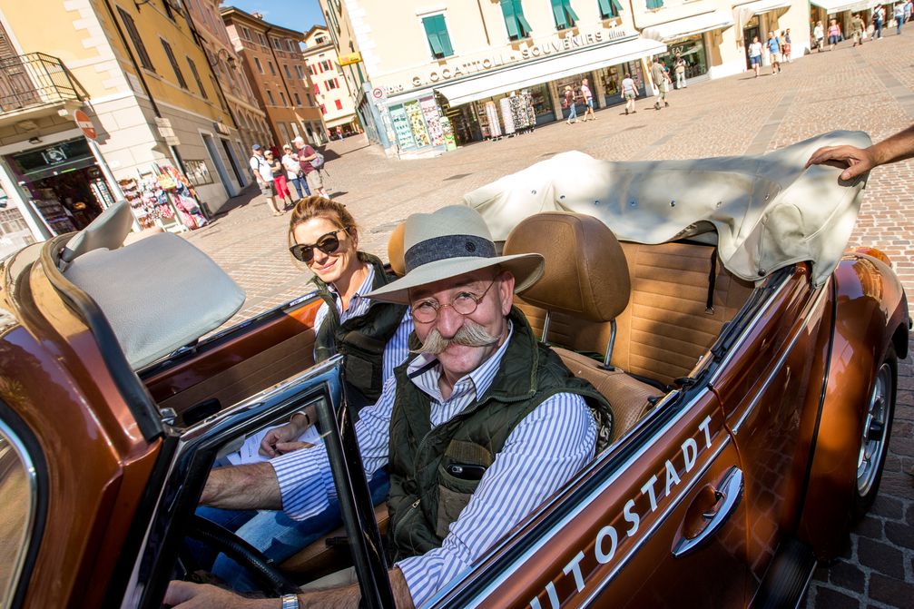 TV-Moderator Horst Lichter fährt bei der ADAC Europa Classic einen Mercedes 300SL  Bild: ADAC/Rivas Fotograf: Arturo Rivas