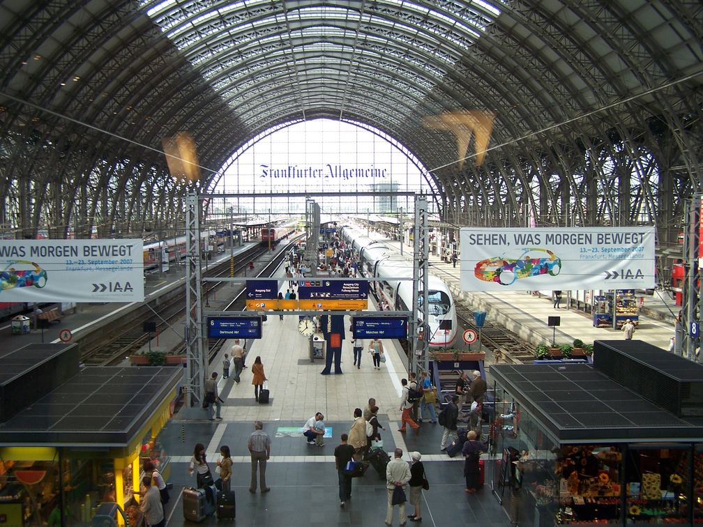 Frankfurter Bahnhof: Blick in eine der drei mittleren, größeren Bahnsteighallen aus der DB Lounge