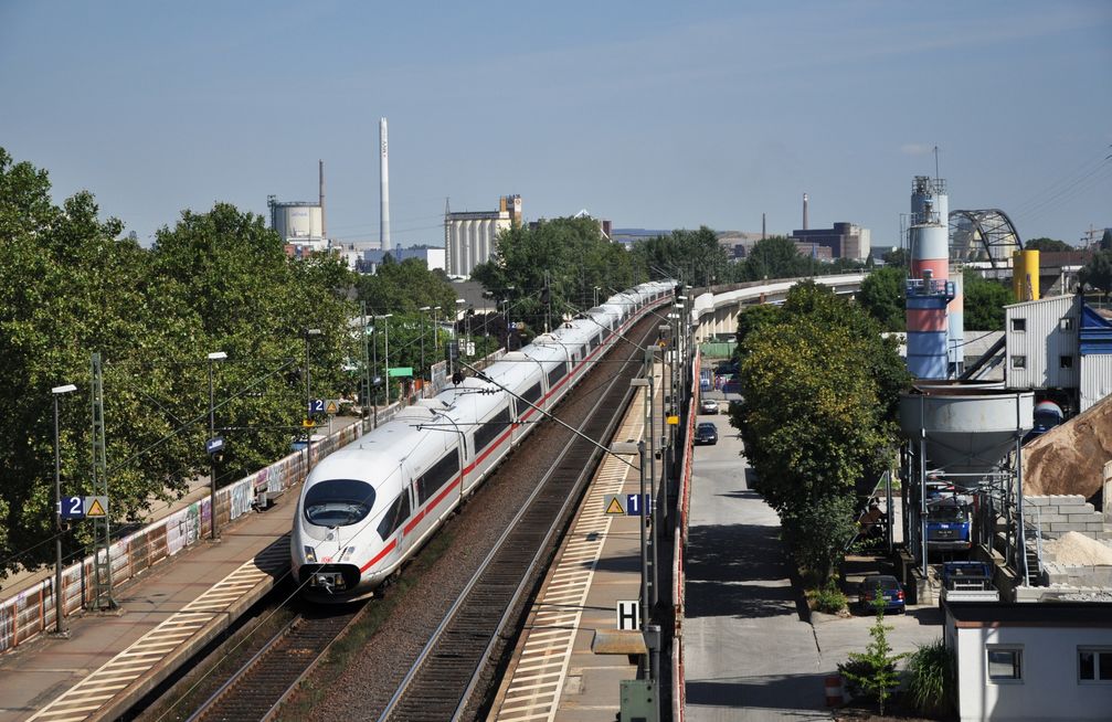 ICE auf der Westlichen Einführung der Riedbahn in Mannheim (2013)
