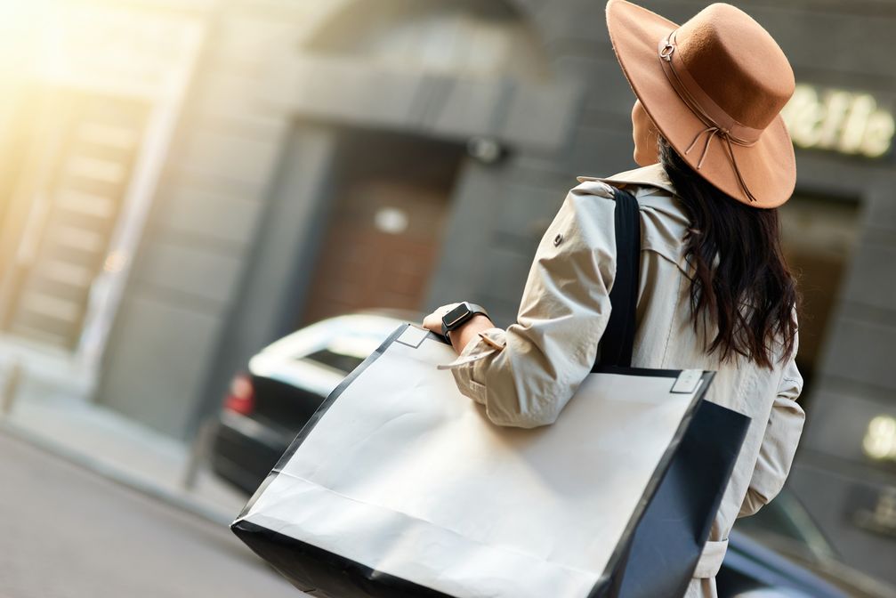 Das Tragen einer Tasche auf einer Seite kann auf Dauer die Rückengesundheit beeinträchtigen.  Bild: stock.adobe.com Fotograf: Aktion Gesunder Rücken e. V.