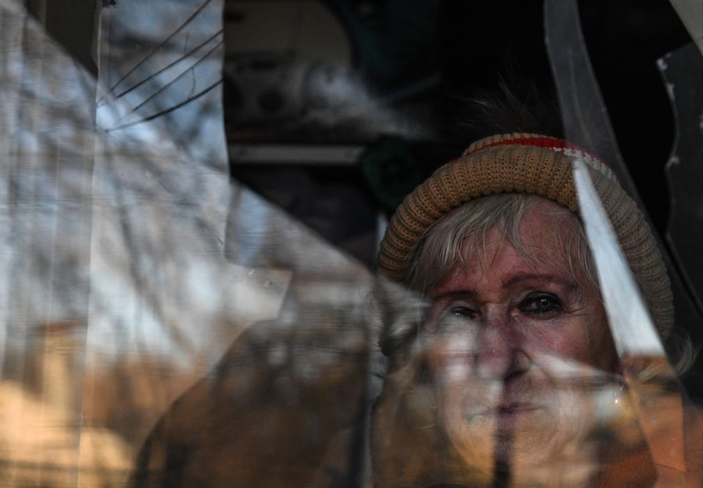 Archivbild: Eine Frau an einem zerbrochenen Fenster ihres Hauses in Donezk nach dem Beschuss durch ukrainische Streitkräfte am 10. Januar 2023 Bild: Waleri Melnikow / Sputnik