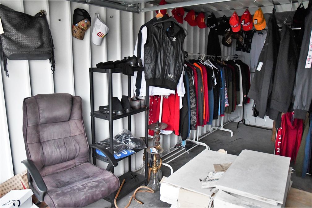 Garage mit gefälschten Kleidungsstücken Bild: Polizei