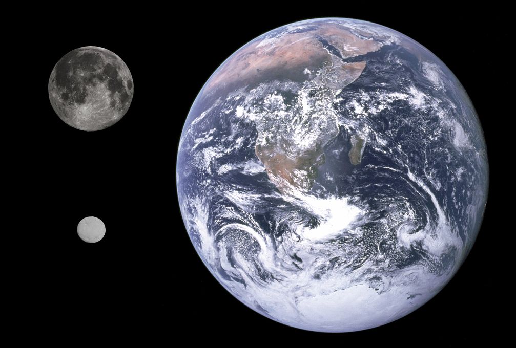 Erde, Mond und Zwergplanet Ceres im Vergleich. Aus der Analyse der Zeitreihenmessungen von Pulsaren ergibt sich für Ceres eine Masse von 4.7×10-10 Sonnenmassen; das sind 1,3% der Masse des Erdmonds.
Quelle: Gregory H. Revera, NASA/JPL-Caltech/UCLA/MPS/DLR/IDA (idw)
