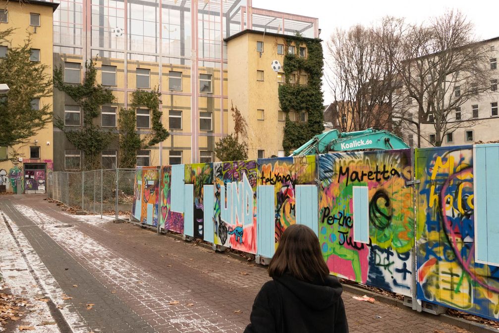 Eine Studentin auf dem Weg in die Kreuzberger Notübernachtung für Obdachlose. Bild: "obs/Zenjob"