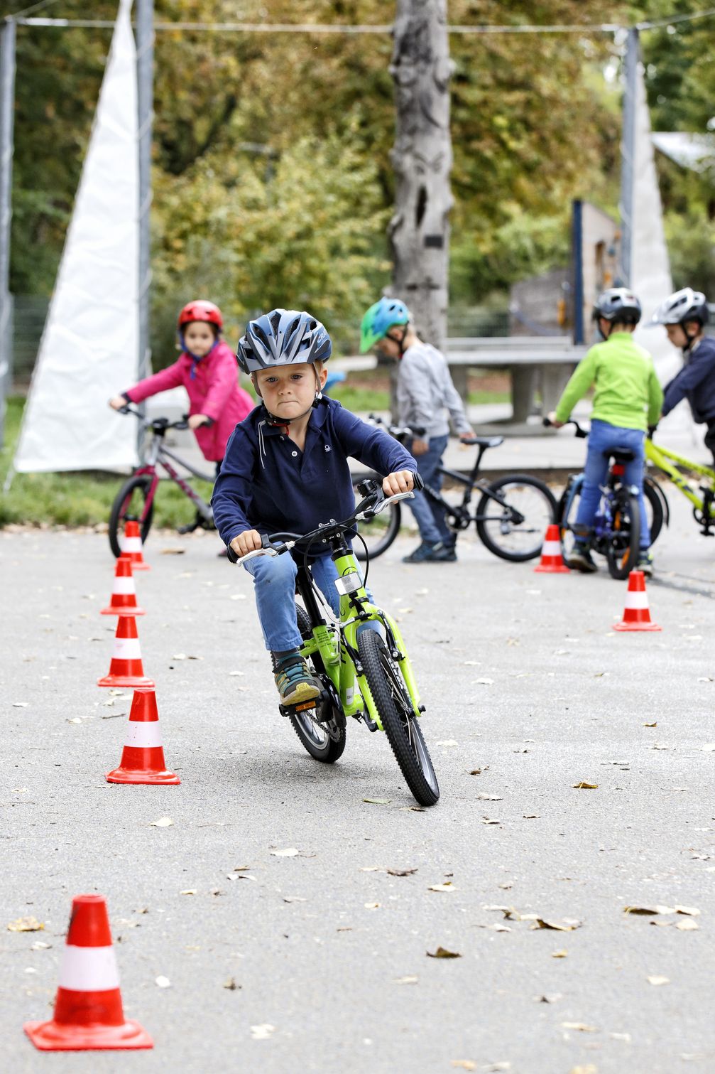 Kinder testen wie leicht sich die die Räder durch eine Slalomstrecke lenken lassen / Weiterer Text über ots und www.presseportal.de/nr/7849 / Die Verwendung dieses Bildes für redaktionelle Zwecke ist unter Beachtung aller mitgeteilten Nutzungsbedingungen zulässig und dann auch honorarfrei. Veröffentlichung ausschließlich mit Bildrechte-Hinweis. Bildrechte: ©ADAC/Ralph Wagner Fotograf: Ralph Wagner