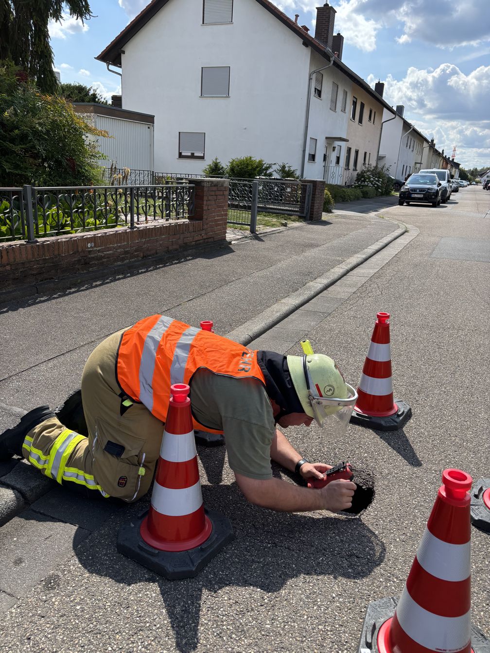 Feuerwehr untersucht Loch in der Ladenburger Straße