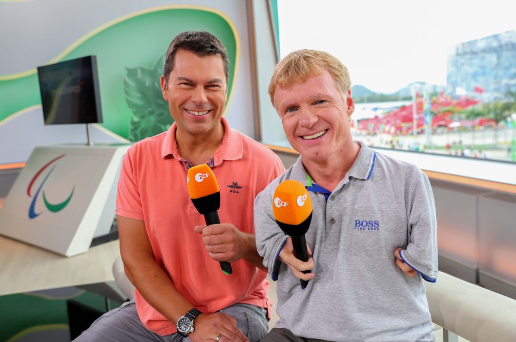 Moderator Yorck Polus und ZDF-Paralympics-Experte Matthias Berg im ZDF-Studio im Rahmen der Sommer-Paralympics 2016 in Rio de Janeiro. Bild: "obs/ZDF/Kay Nietfeld"